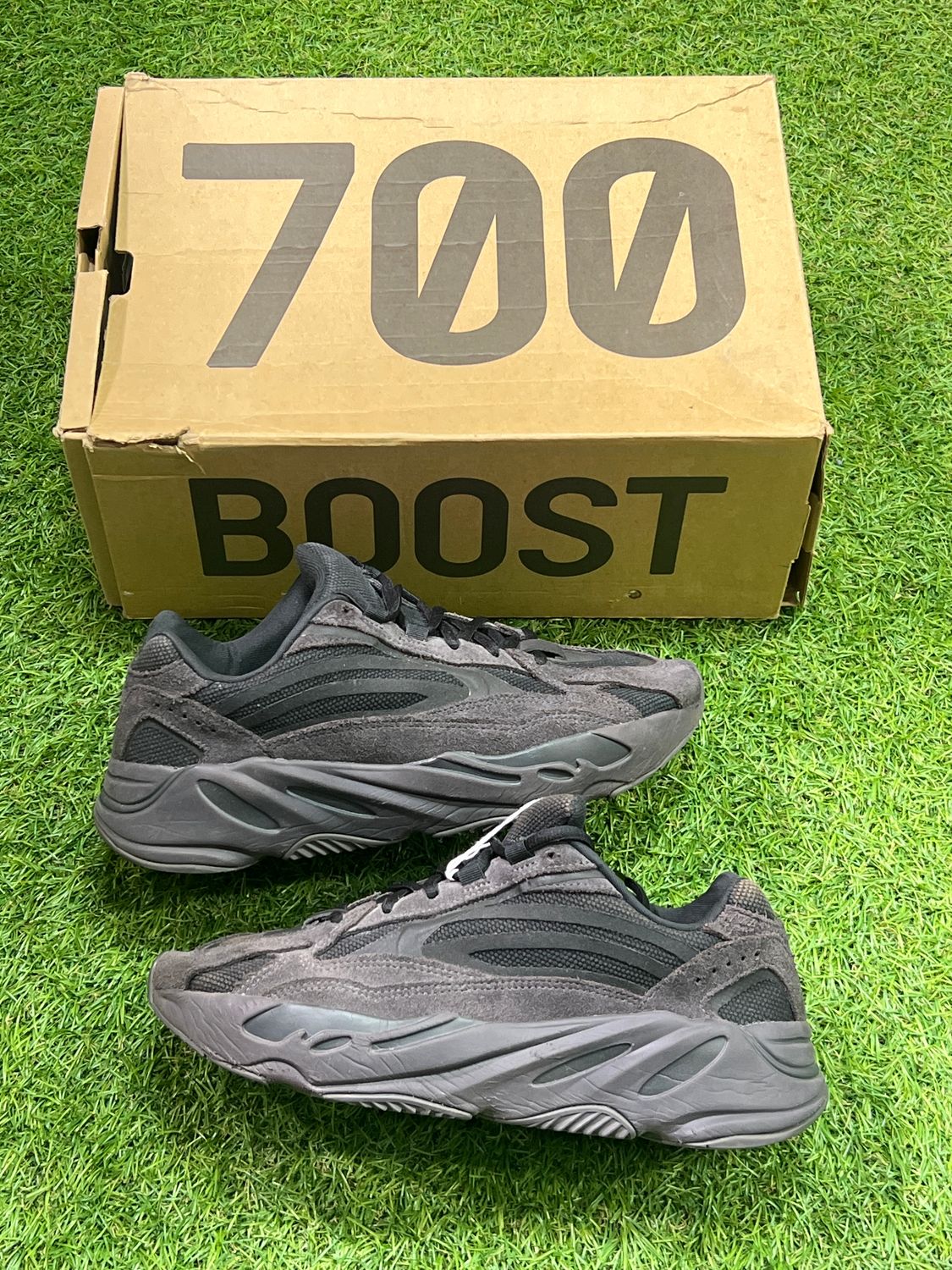 PREOWNED YEEZY 700 &quot;VANTA&quot; SIZE 8