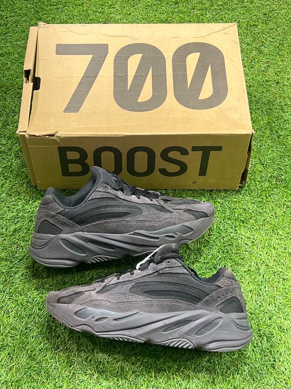 PREOWNED YEEZY 700 "VANTA" SIZE 8