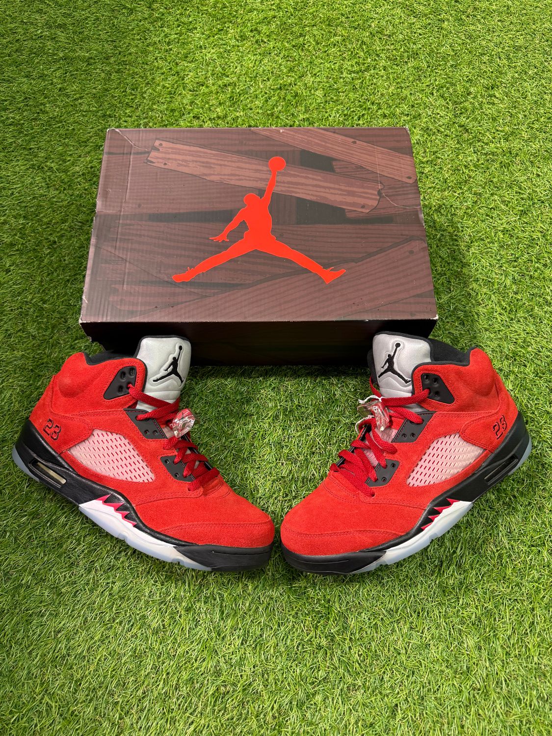 PREOWNED AIR JORDAN 5 &quot;RAGING BULLS&quot; SIZE 9