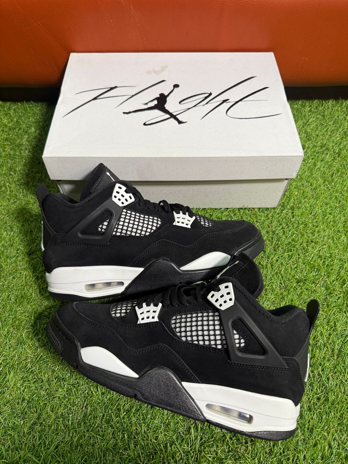 PREOWNED AIR JORDAN 4 &quot;WHITE THUNDER&quot; SIZE 9