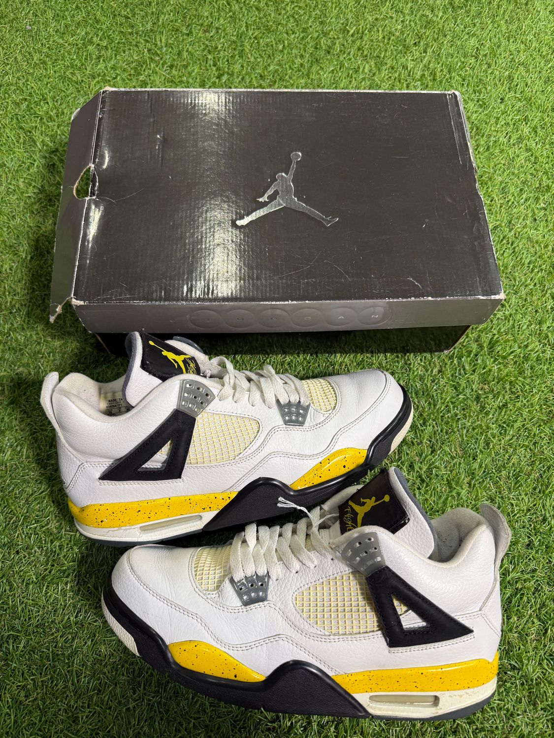 PREOWNED JORDAN 4 &quot; TOUR YELLOW &quot; SIZE 10