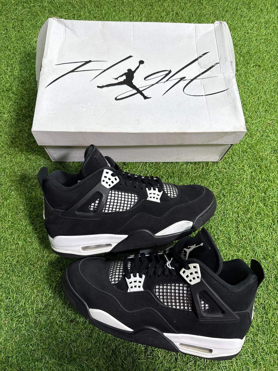 PREOWNED JORDAN 4 &quot; WHITE THUNDER &quot; SIZE 10.5