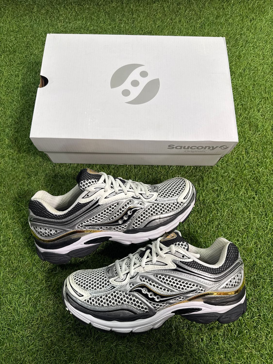 PREOWNED SAUCONY &quot; SLIVER/GOLD &quot; SIZE 9.5