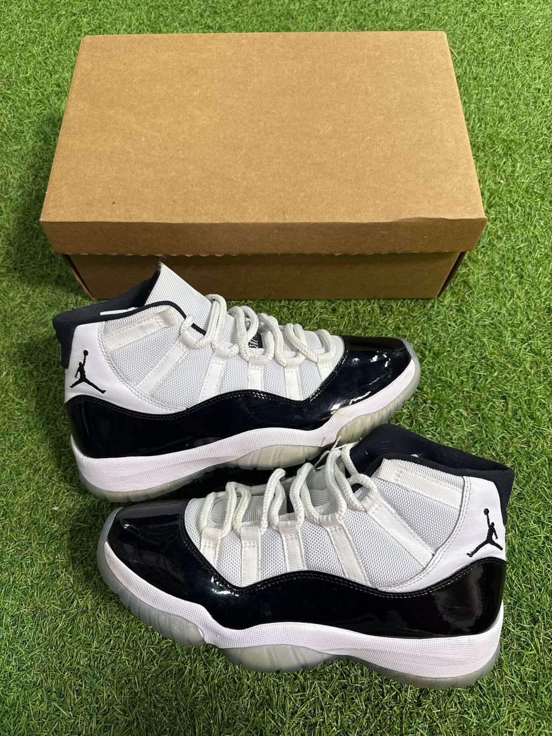 PREOWNED AIR JORDAN 11 "CONCORD" SIZE 8.5