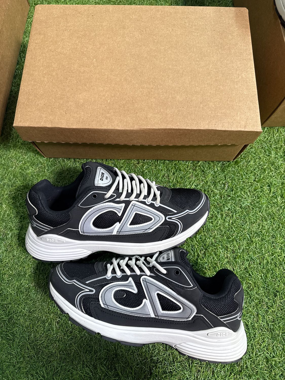 PREOWNED DIOR B30 "BLACK/WHITE" SIZE 8.5