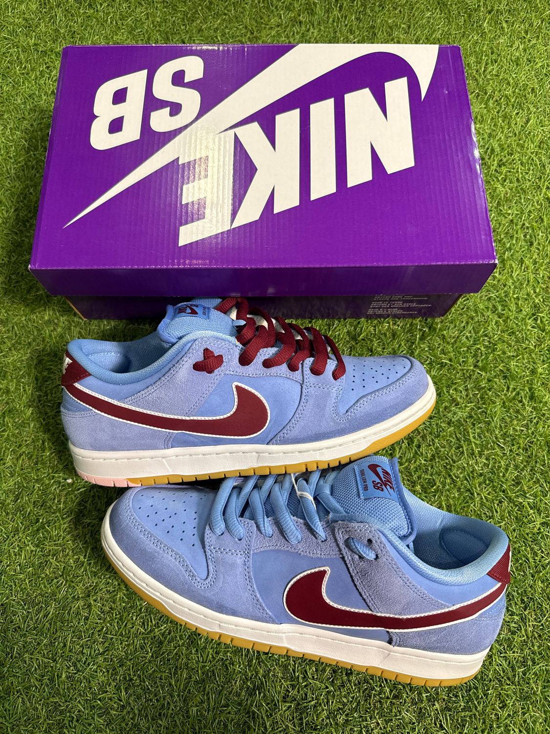PREOWNED NIKE SB DUNK LOW "PHILLIES" SIZE 8.5
