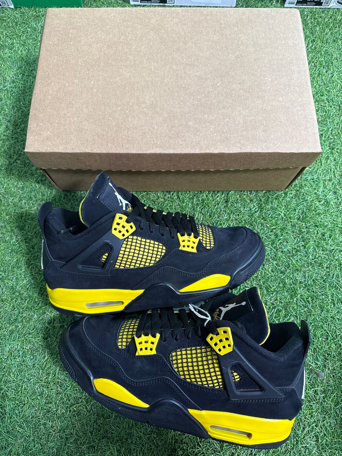 PREOWNED JORDAN 4 THUNDER SIZE 8.5