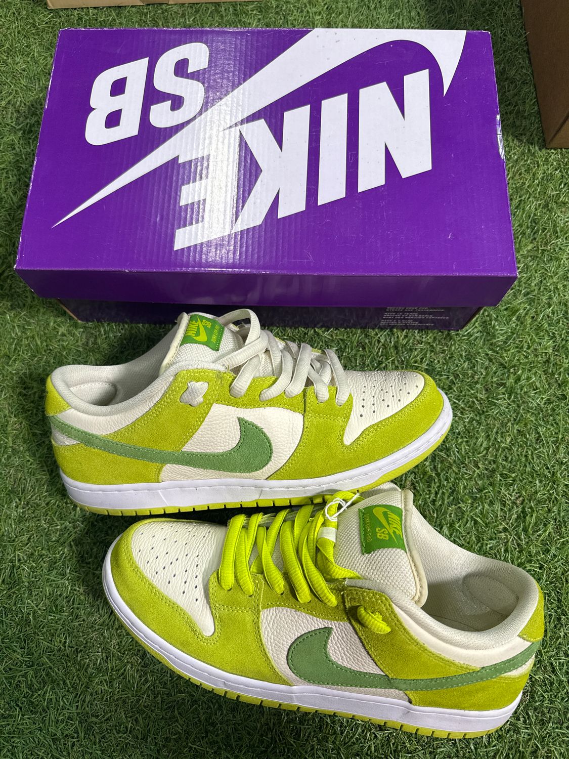 PREOWNED NIKE SB DUNK LOW "GREEN APPLE" SIZE 8.5