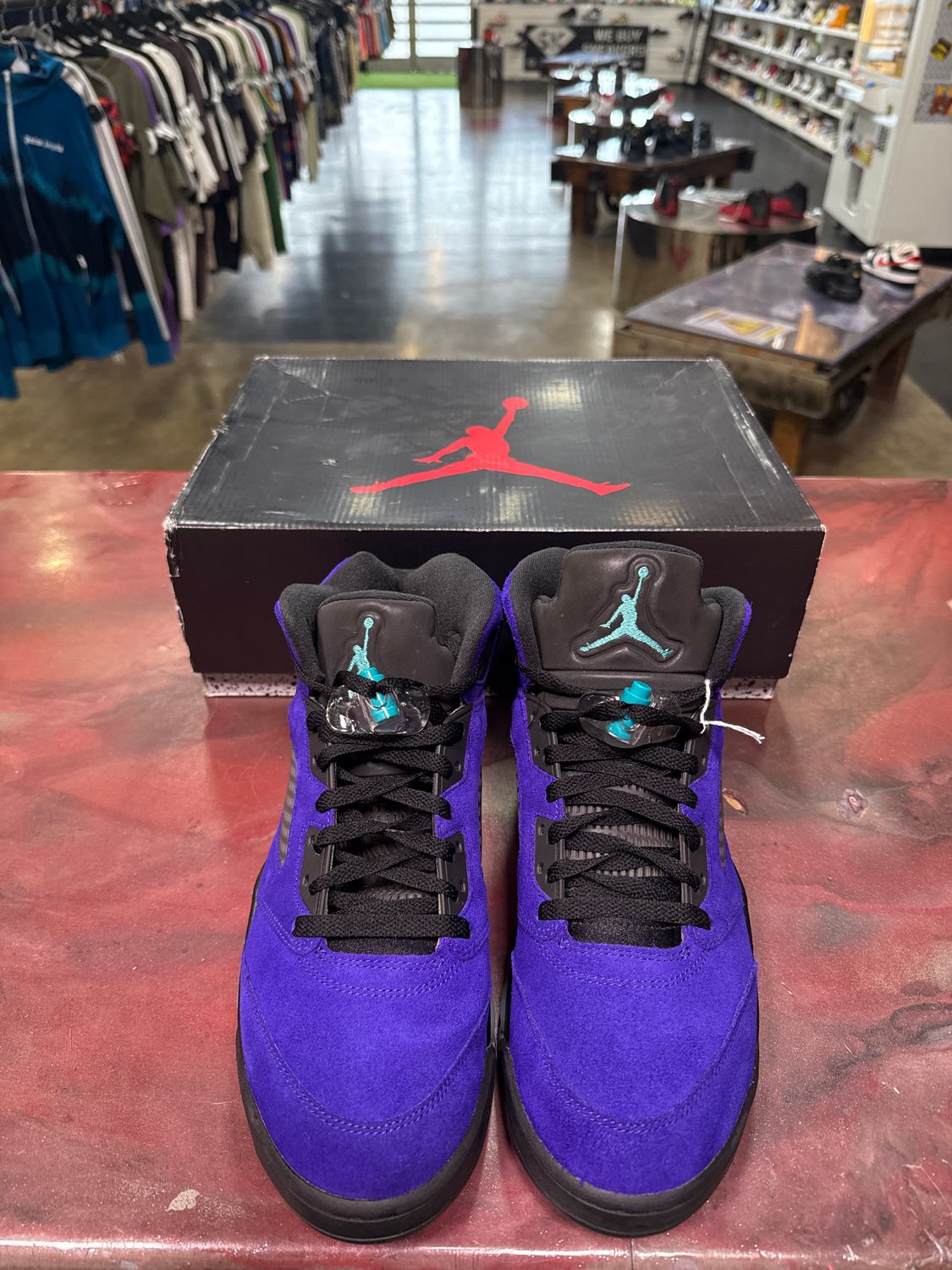 PREOWNED JORDAN 5 " ALTERNATE GRAPE " SIZE 11