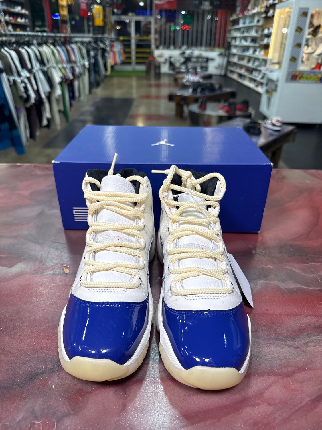 PREOWNED JORDAN 11 " RARE AIR " SIZE 6.5