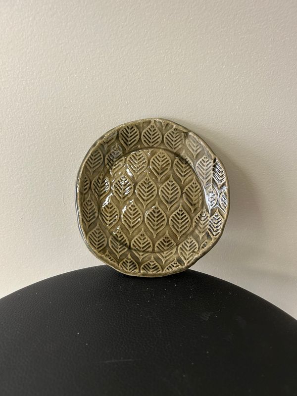 Plate small leaves