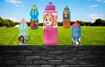 „Leichte Kunststoff-Trinkflaschen für Kinder – ideal für unterwegs“