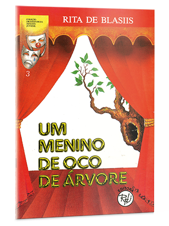 Um menino de oco de árvore Um menino de oco de árvore