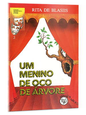 Um menino de oco de árvore