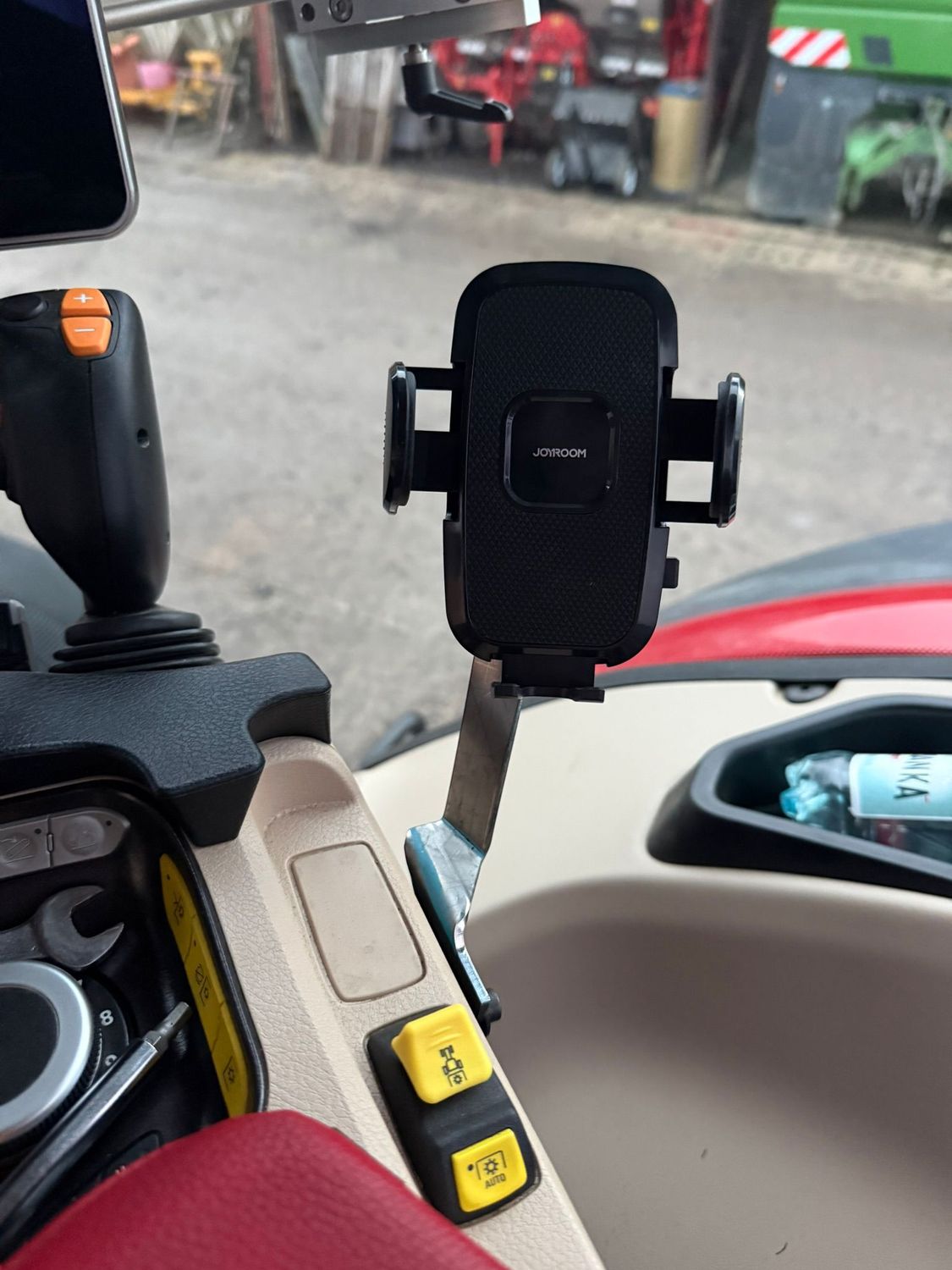 Case / Steyr AFS Connect – Phone Mount, Armrest Installation
