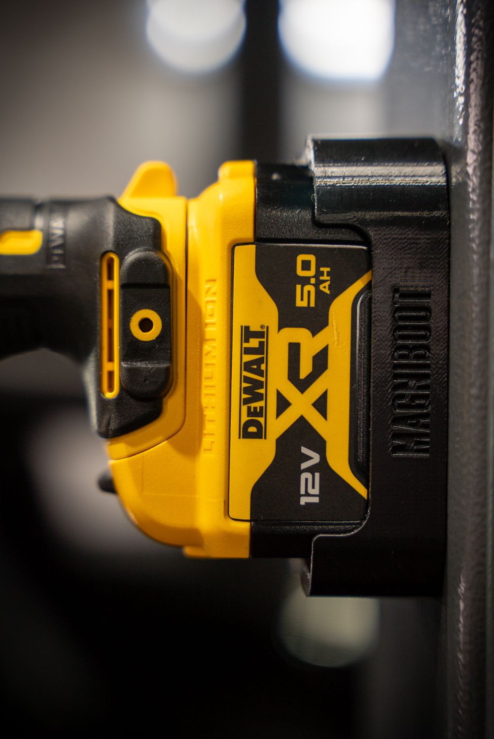 DeWalt Magnetic Boot 12V 5AH