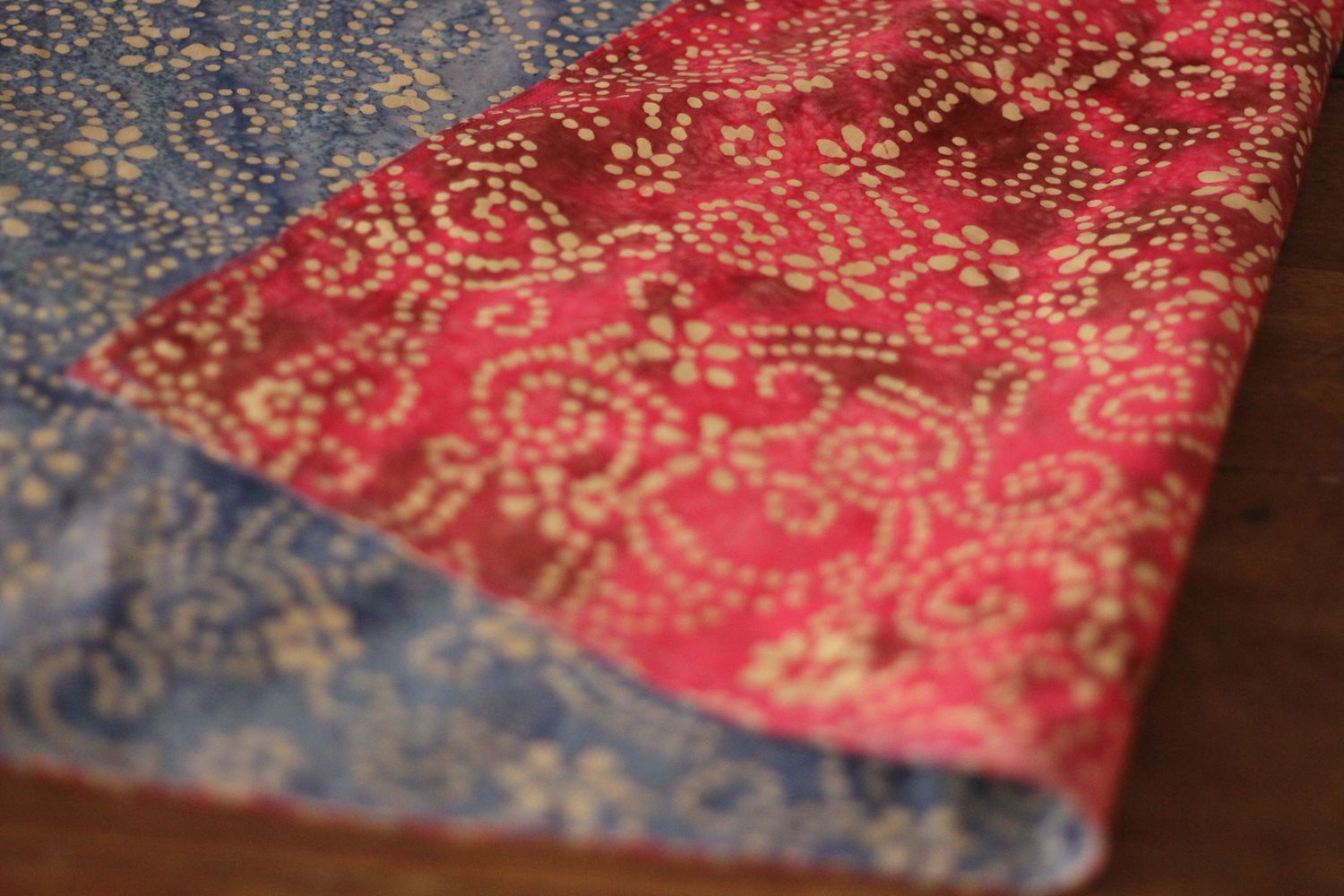 chemin de table double face rose et bleu en batik de coton