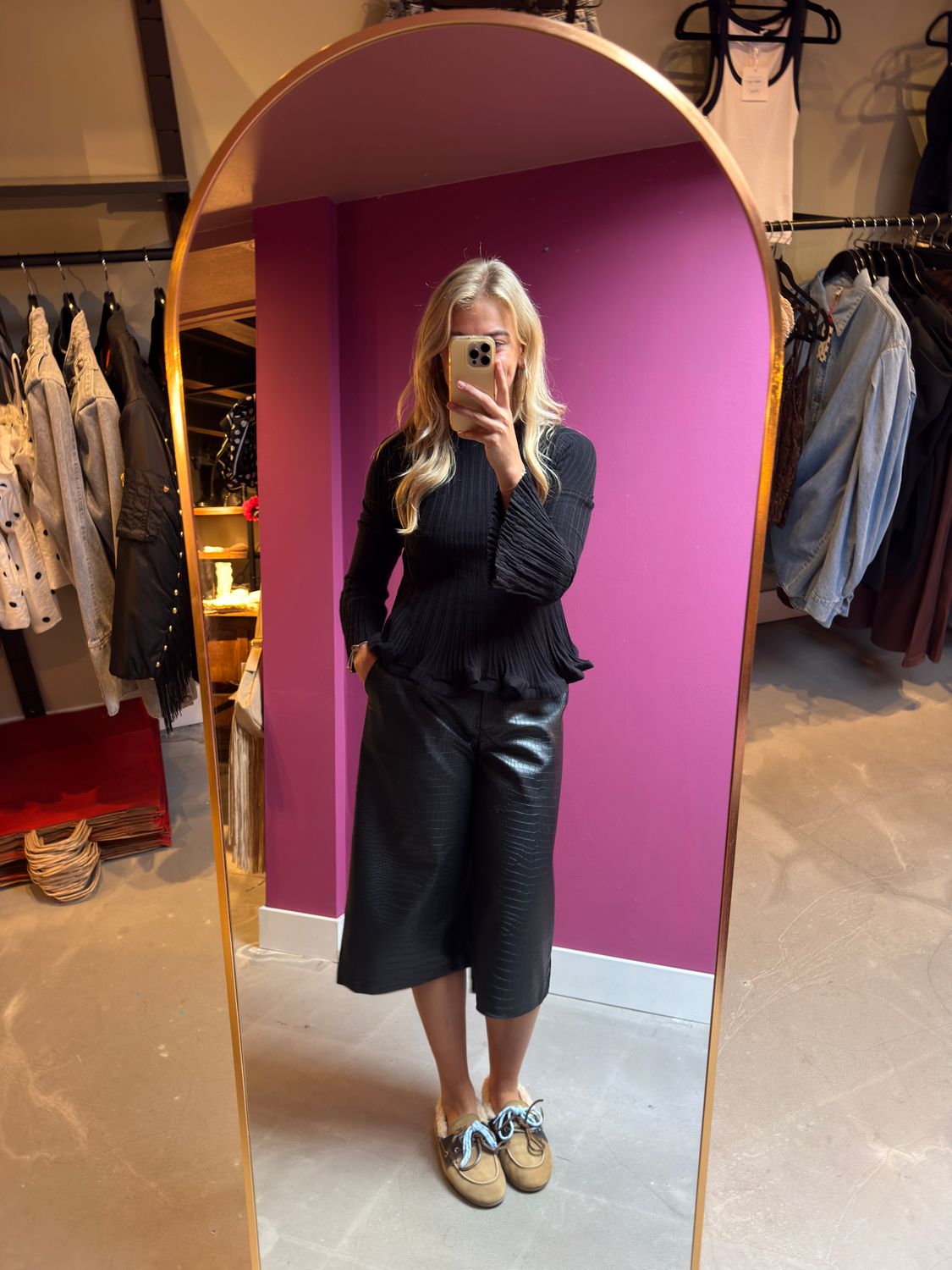 Amber top black