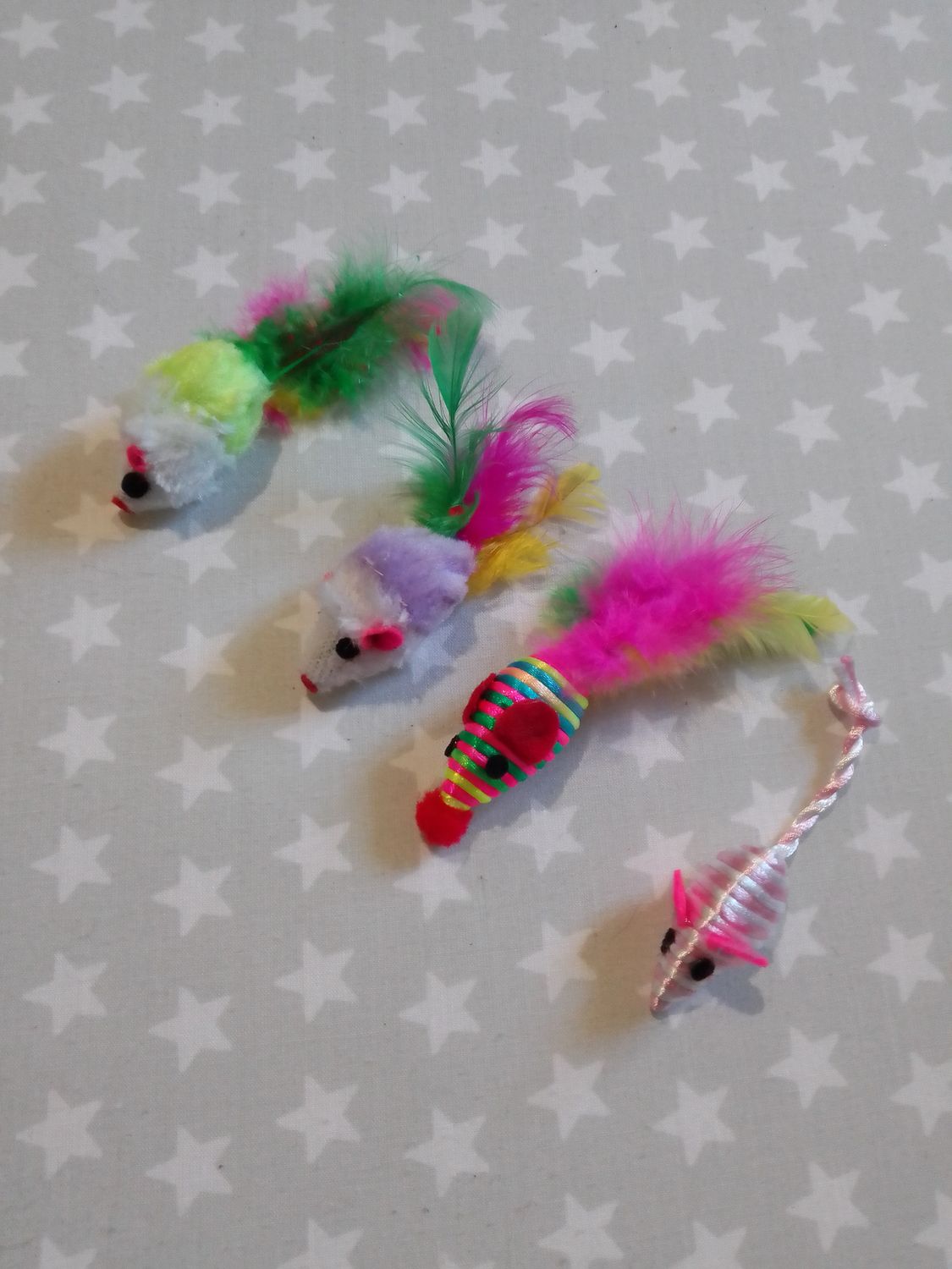 Ratones con plumas para gatos