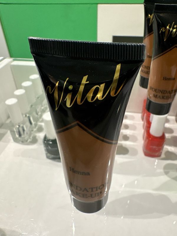 VITAL HENNA FAUNDATION MAKE- UP