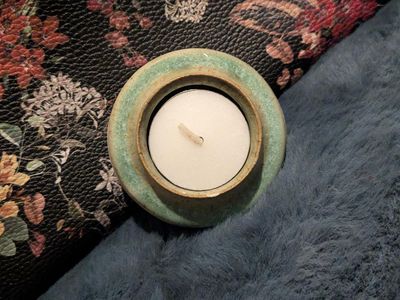 Tealight holder