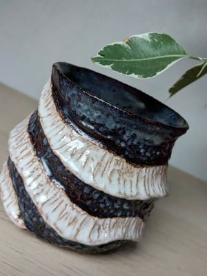 Texturized ripple latte cup