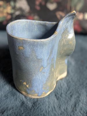Sea inspired ceramic vase with wave rim