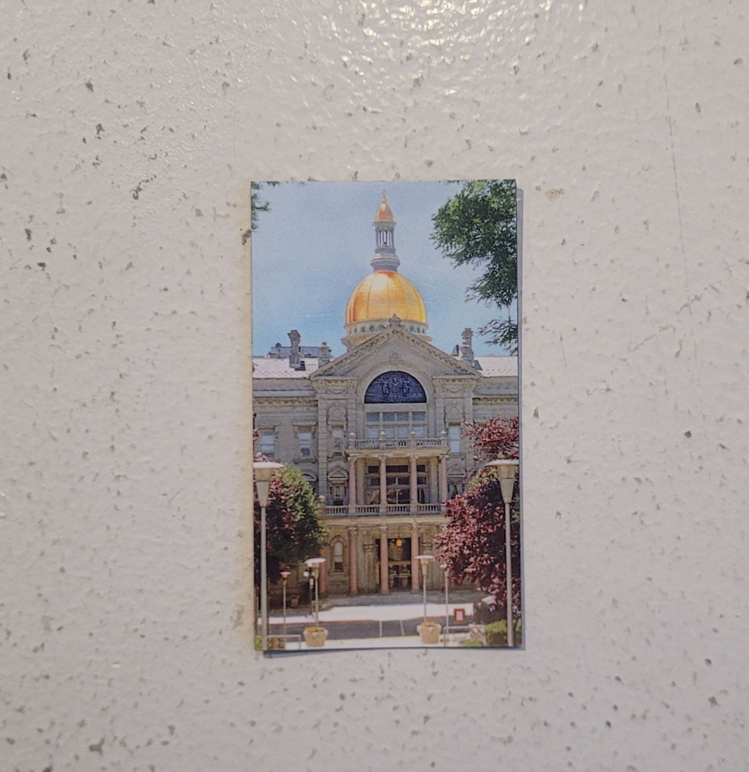 A magnet featuring a photograph of the State House Capitol in Trenton, NJ
