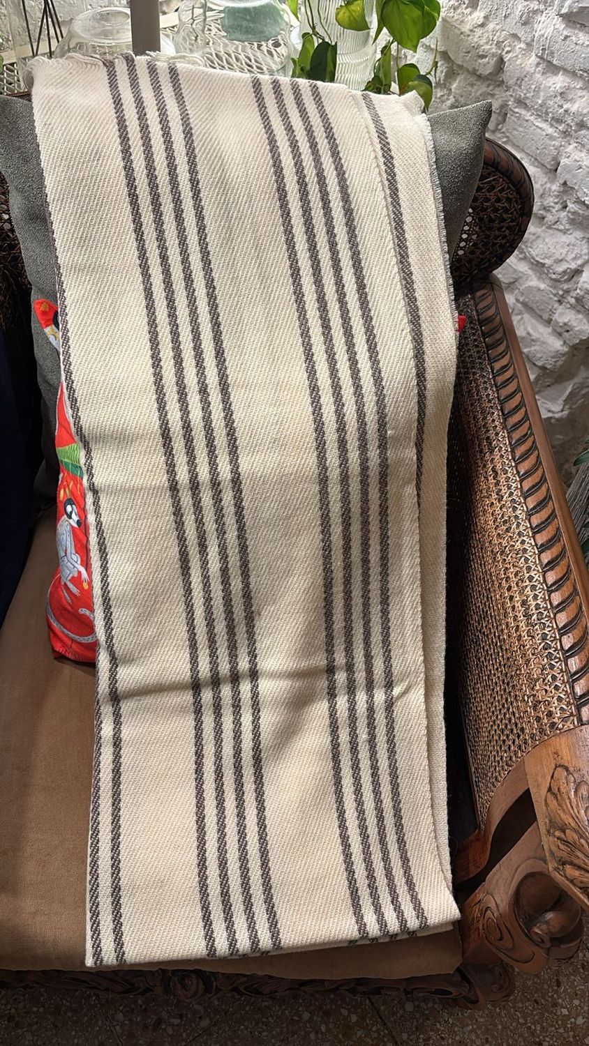 Manta beige con rayas negras