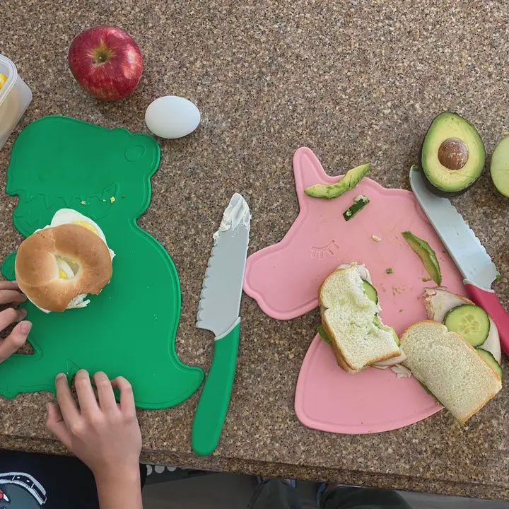COUTEAU D'APPRENTISSAGE AVEC PLANCHE À DÉCOUPER