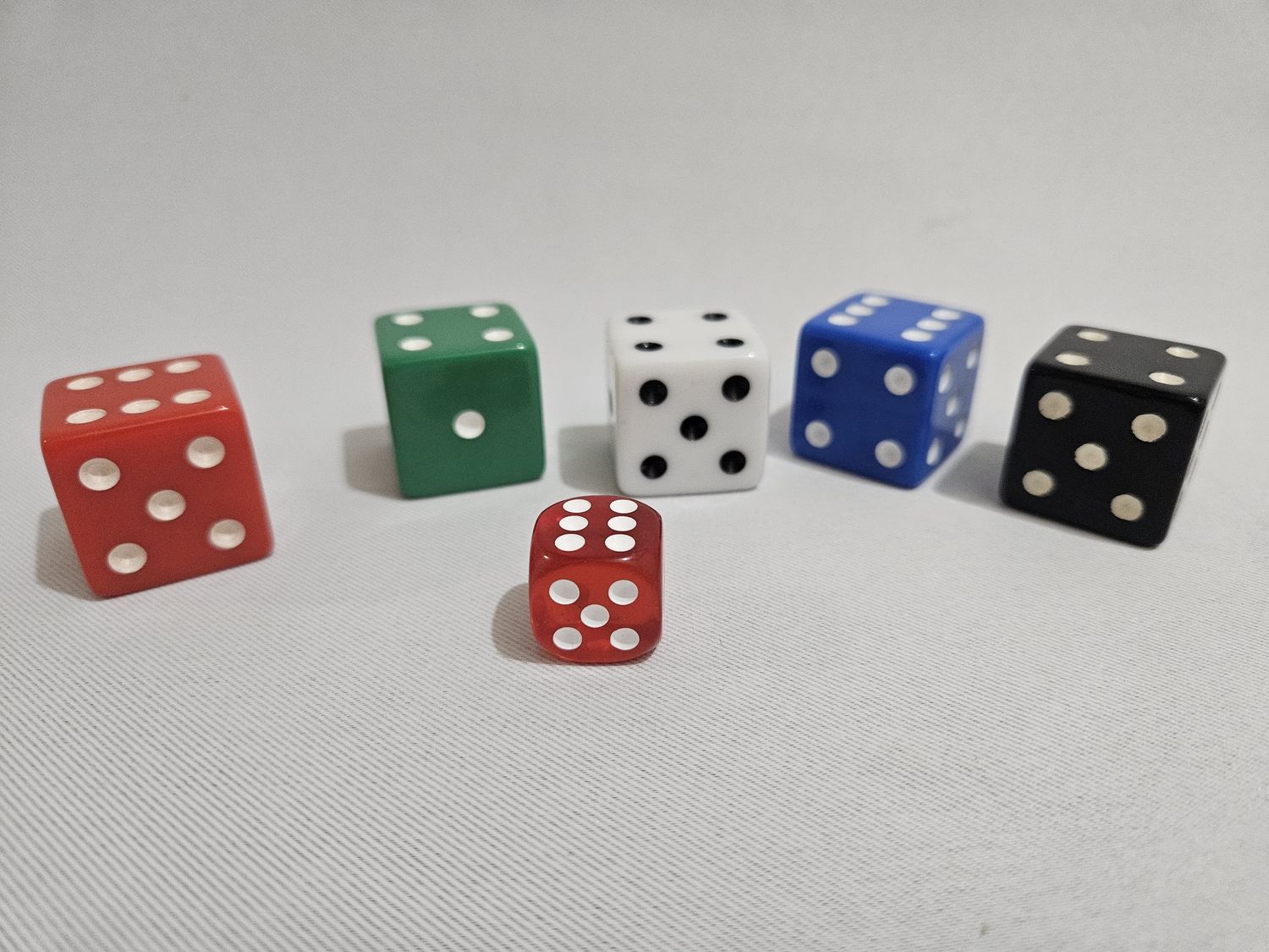 DÉ À 6 FACES DE 22MM OPAQUE DE COULEURS VARIÉES