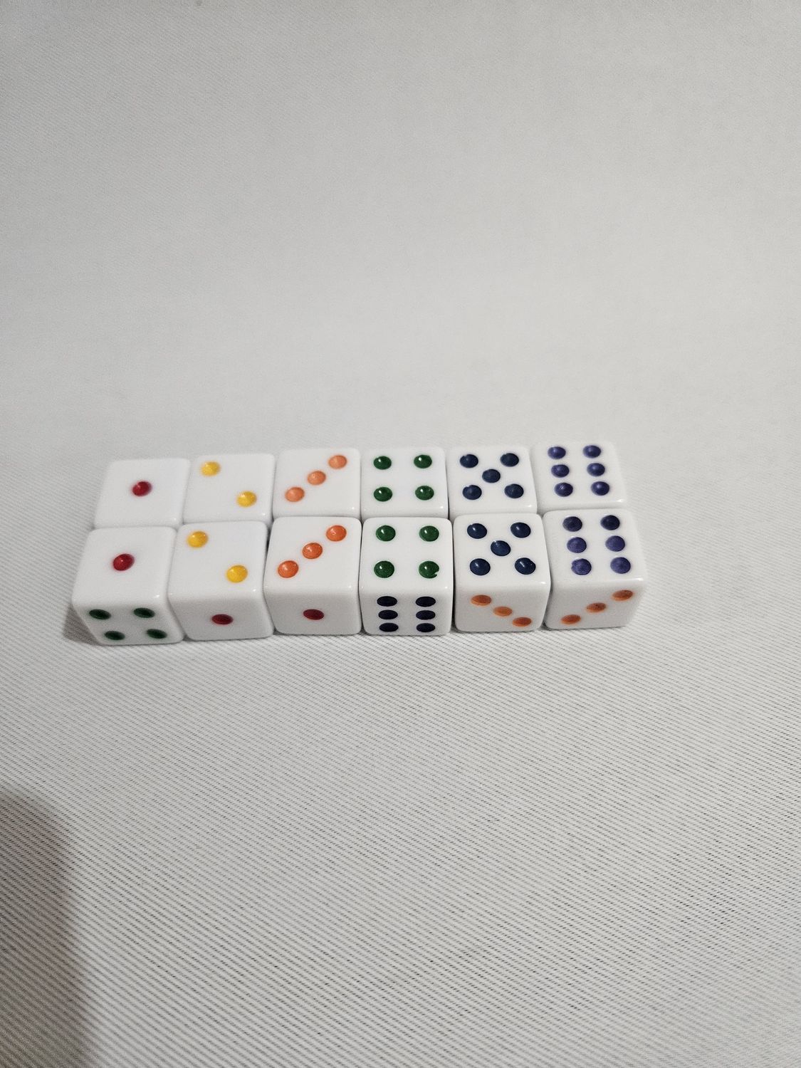 Dé 6 faces blanc  opaque avec points de couleurs variés sur chaque faces