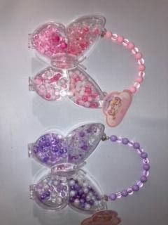 Perles pour bijoux dans une boite papillon