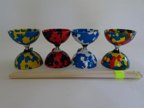 Diabolo arlequin a bearing