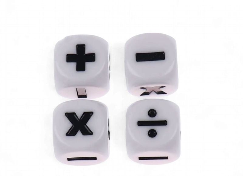Dé 6 faces avec symboles mathématique