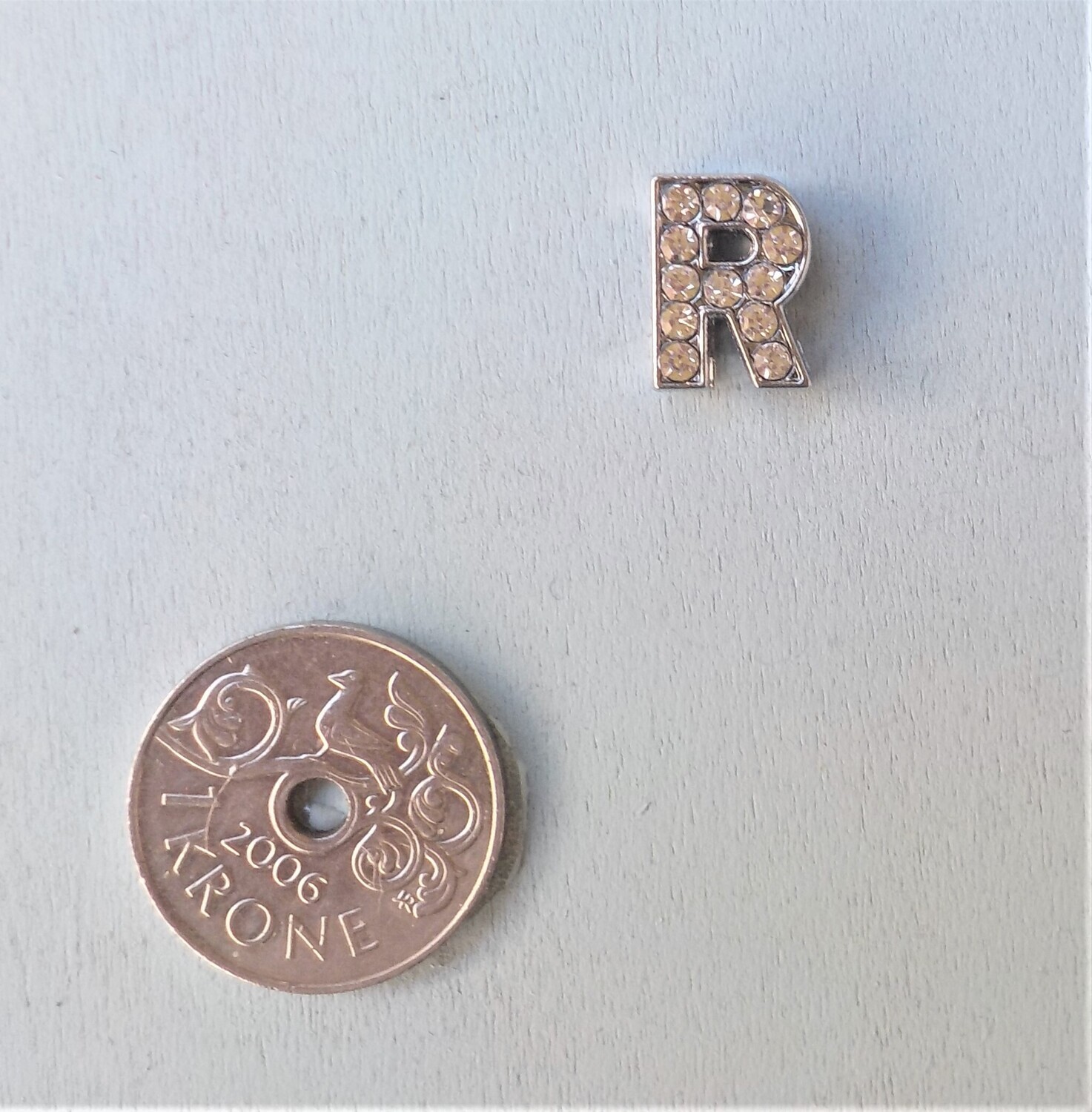 R