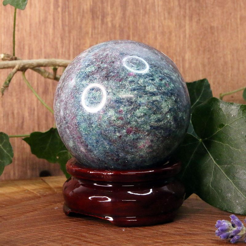 Rubis fuschite cyanite A sphère