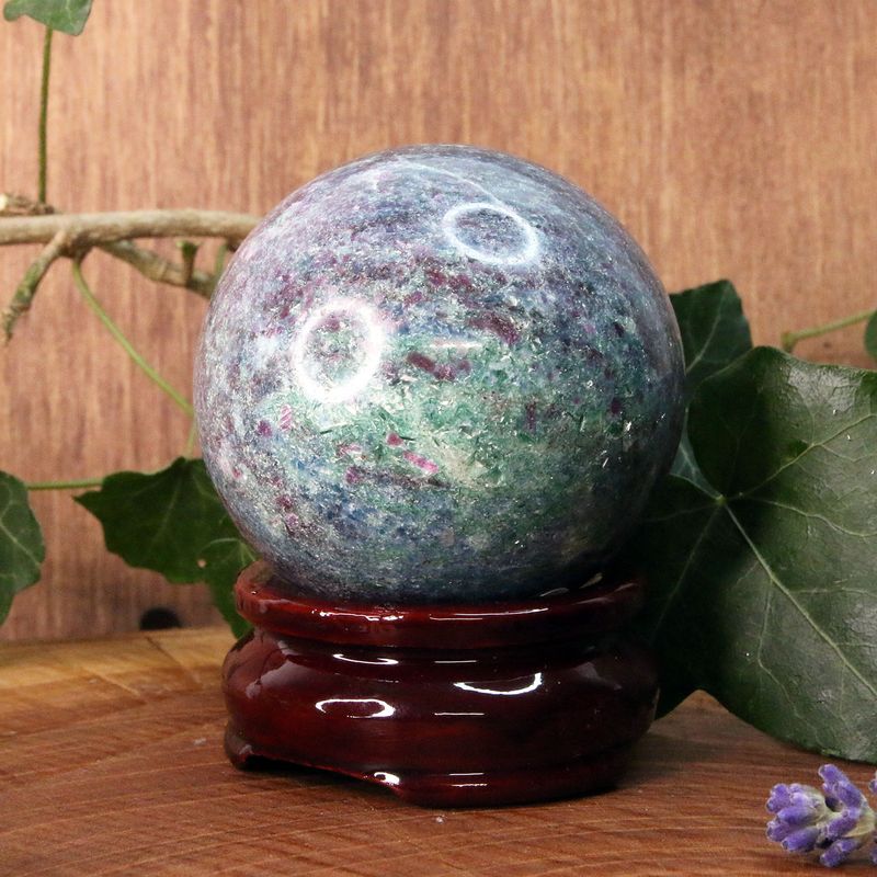Rubis fuschite cyanite A sphère