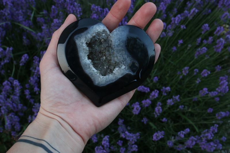 Agate noire cristallisée AA galet coeur 90 à 100mm