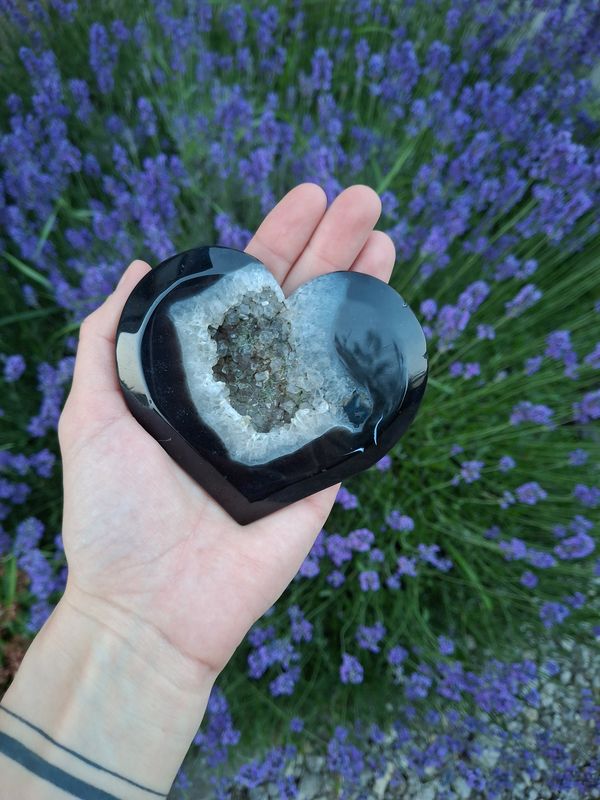 Agate noire cristallisée AA galet coeur 90 à 100mm