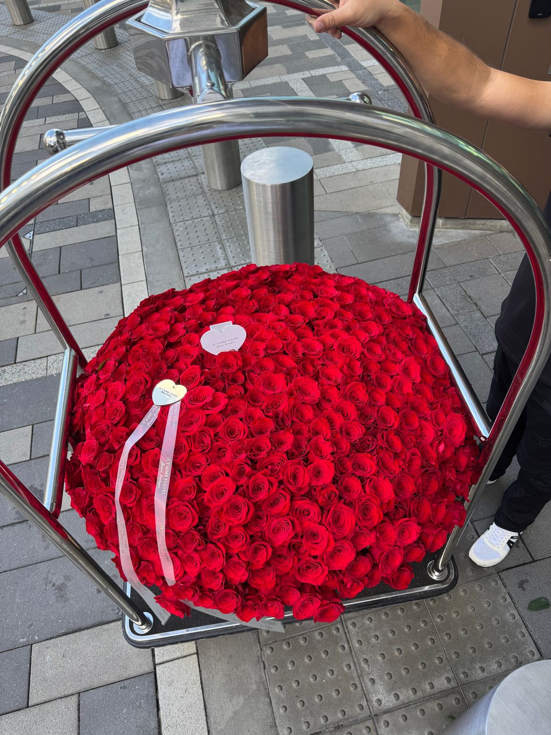 500 red roses in luxury basket with greeting card – Je T’aime Fleurs Miami &amp; Naples
