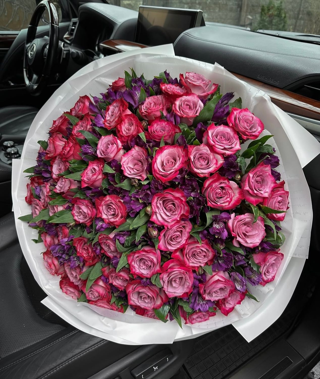 Rosé Passion bouquet – pink and purple luxury roses Miami delivery
Luxury rose mix bouquet in white wrap – Naples and Pal