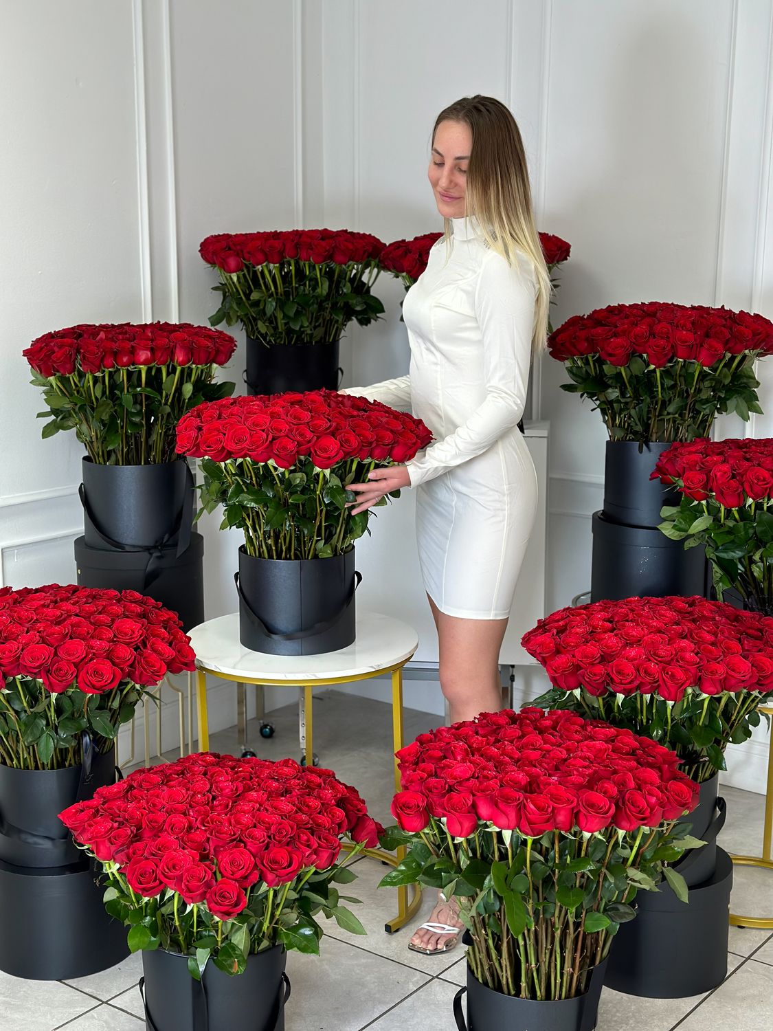 1,000 red roses in multiple luxury black hatboxes – Red Grand Luxe by J.T.Fleurs