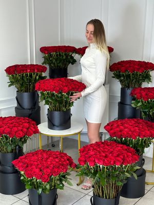 1,000 red roses in multiple luxury black hatboxes – Red Grand Luxe by J.T.Fleurs