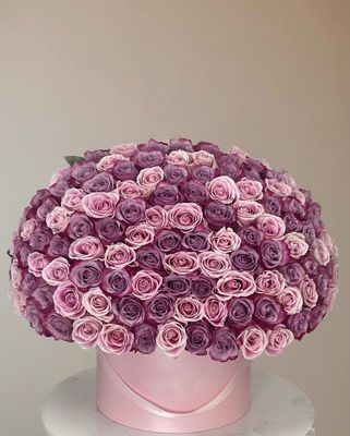 Purple and soft pink roses arrangement in hatbox – Je T’aime Fleurs Miami Naples Palm Beach
