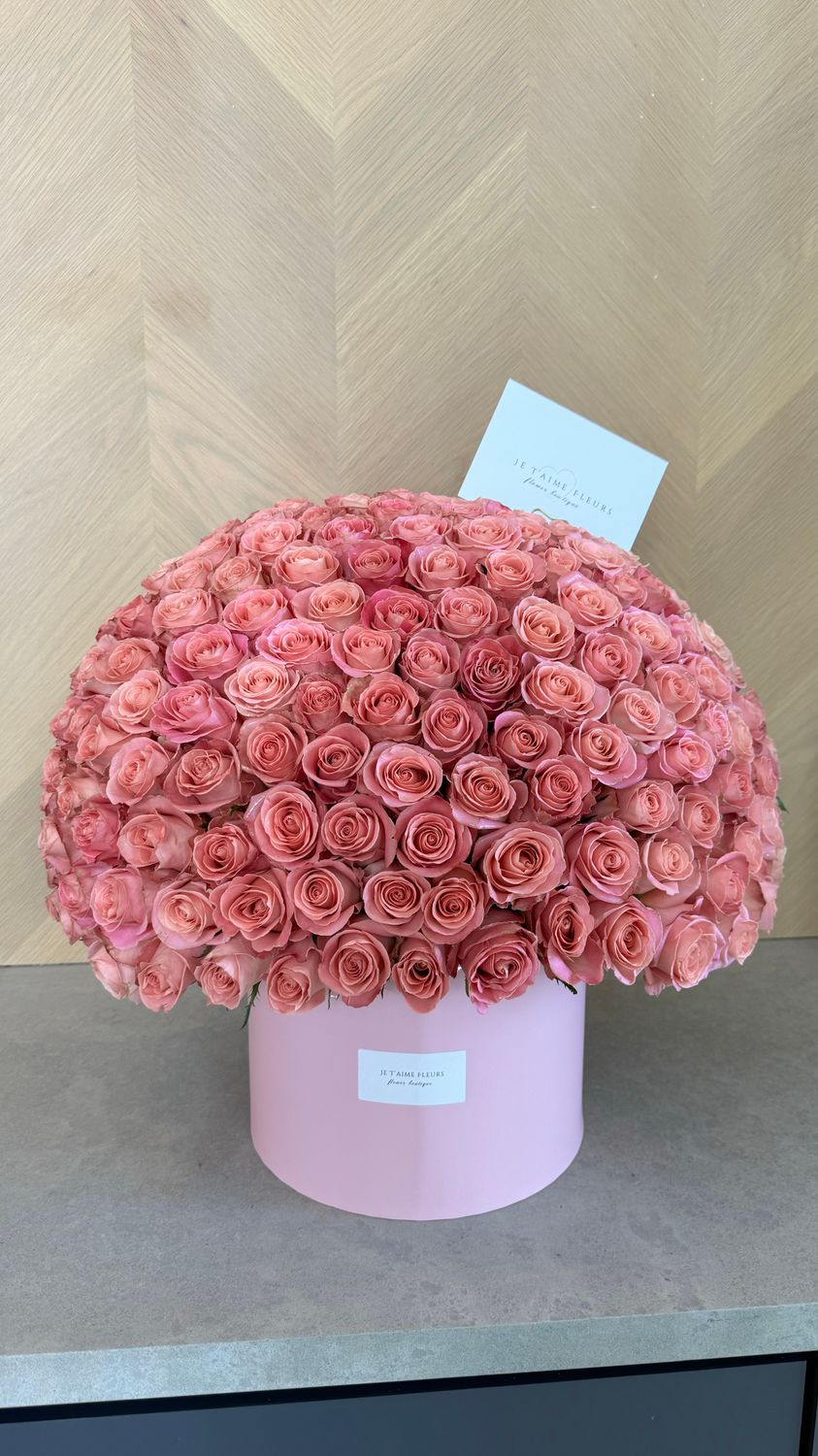 Amarose floral arrangement with Rosa Hermosa roses – Je T’aime Fleurs Miami &amp; Naples
