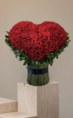 Éternel floral heart made of premium red roses – Je T’aime Fleurs Miami &amp; Naples
