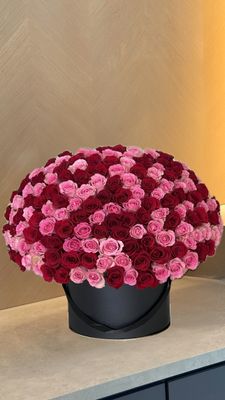 Affinité floral dome with burgundy and light pink roses – Je T’aime Fleurs Miami &amp; Naples
