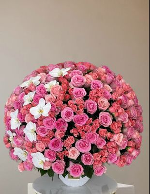 Rosé Céleste floral arrangement – pink roses and orchids in vase – Je T’aime Fleurs Miami Naples