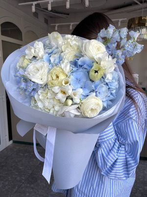 Ský bouquet with blue and white hydrangeas, freesia, ranunculus, and delphinium – Je T’aime Fleurs Miami &amp; Naples
